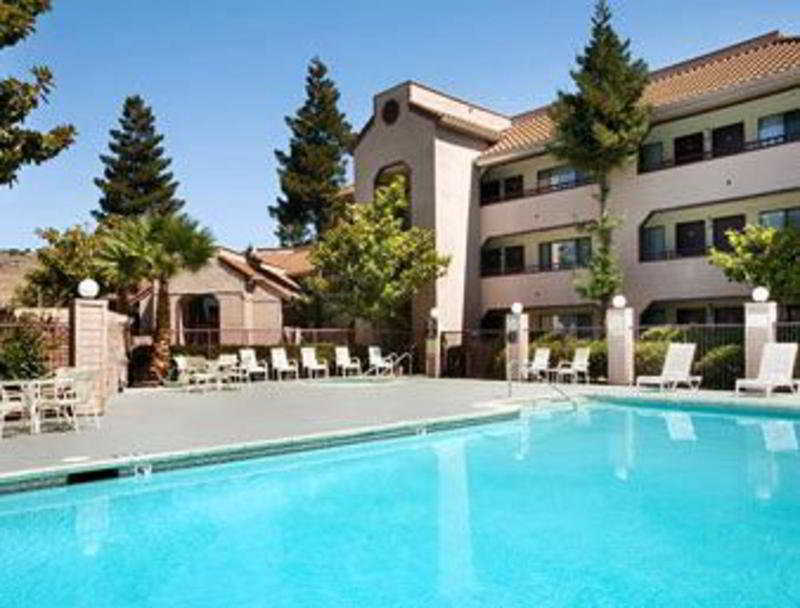 Отель Courtyard Vallejo Napa Valley Экстерьер фото